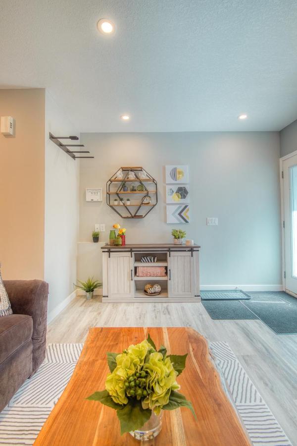 Beautiful Newly Reno 2Bdm 2 Bth Sleep Up To 6 Adults & Kids Mountain View Townhouse Suite 坎莫尔 外观 照片