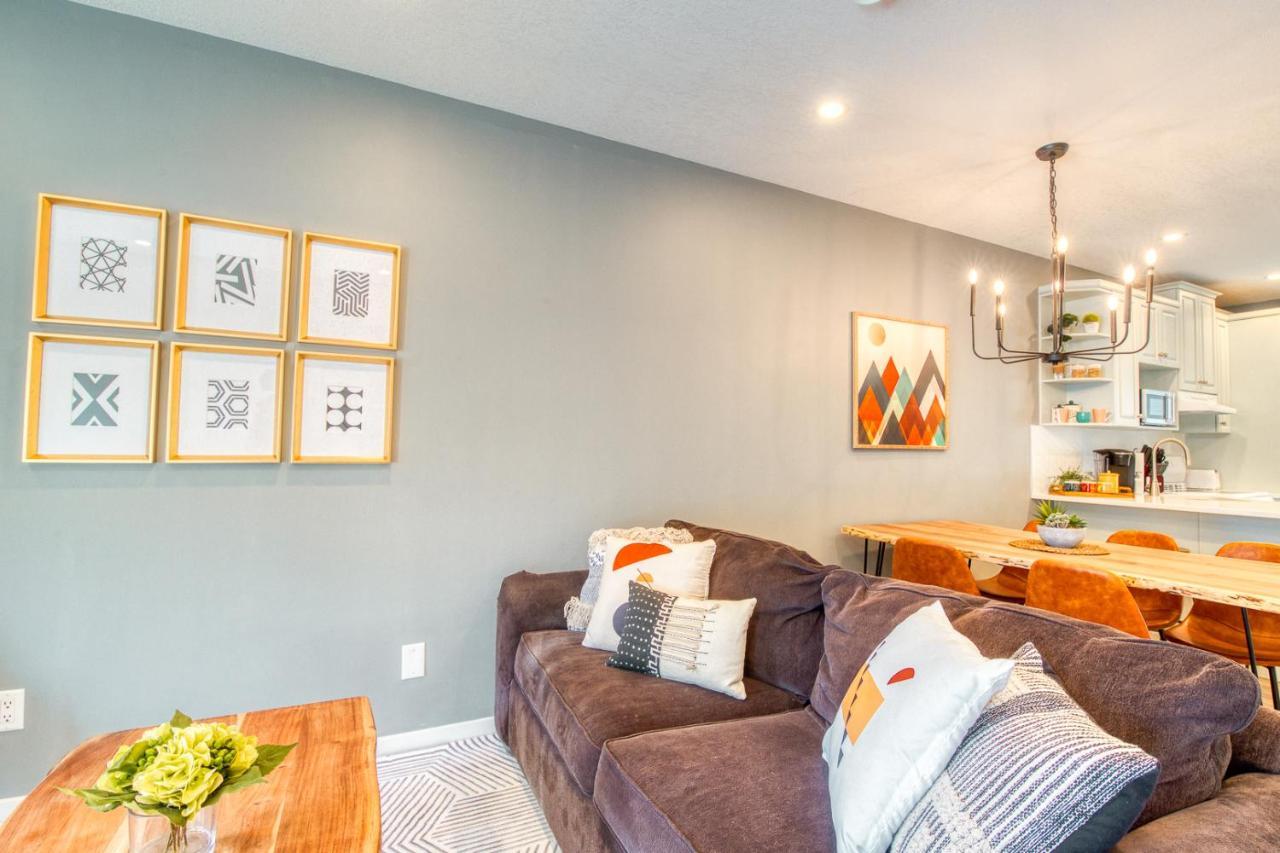 Beautiful Newly Reno 2Bdm 2 Bth Sleep Up To 6 Adults & Kids Mountain View Townhouse Suite 坎莫尔 外观 照片